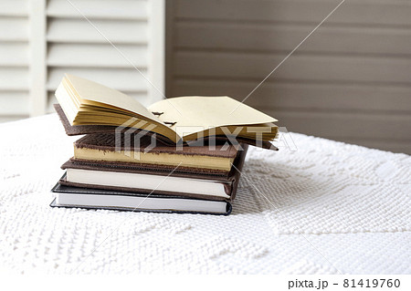 積み重ねた本と手帳 81419760