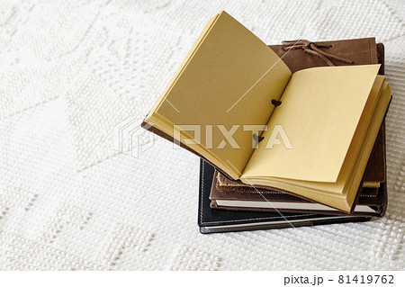 積み重ねた本と手帳 81419762