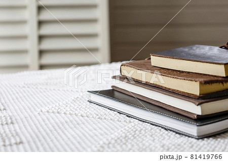 積み重ねた本と手帳 81419766