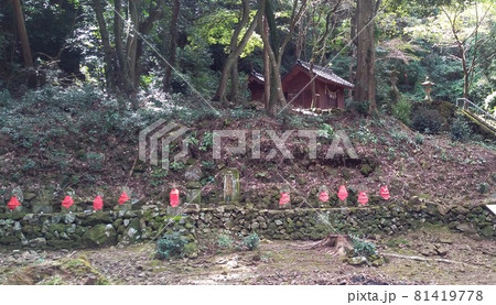 佐賀県有田町の唐船城の城跡に佇む十体の赤い前垂れをつけたお地蔵様 81419778