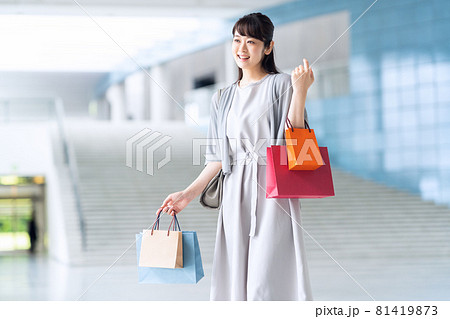 女性 ショッピング 買い物 女性 ショッピング 買い物 81419873