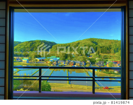 旅館　広縁から眺める田舎町 81419874