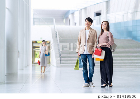 女性　ショッピング　デート　買い物　カップル　夫婦 81419900