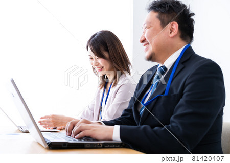 オフィスでデスクワークをする上司と部下 オフィスでデスクワークをする上司と部下 81420407