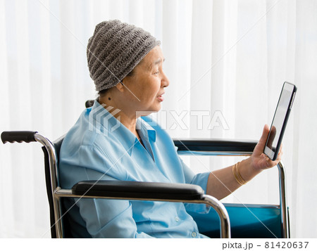 Young and beautiful Asian doctor pointing fingers to her head during doing history taking with the patient Young and beautiful Asian doctor pointing fingers to her head during doing history taking with the patient 81420637