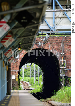明治時代に作られた赤いレンガの横須賀線田浦トンネル 81420761