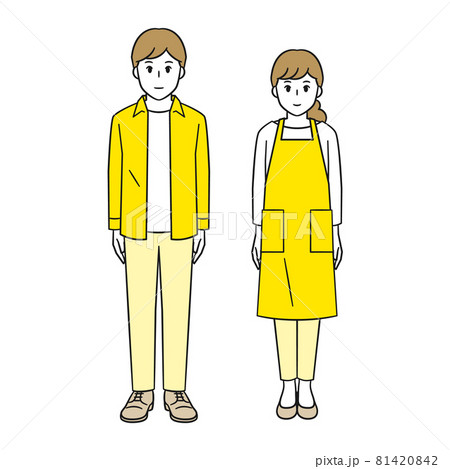 カジュアルシャツを着た男性とエプロン姿の女性、夫婦 81420842