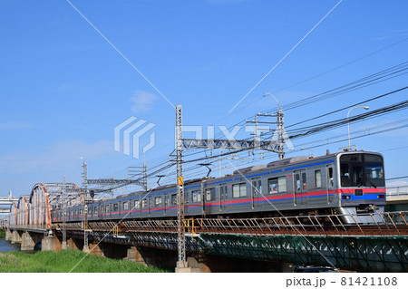 晴天の荒川橋梁を快走する京成電鉄3700形電車 晴天の荒川橋梁を快走する京成電鉄3700形電車 81421108