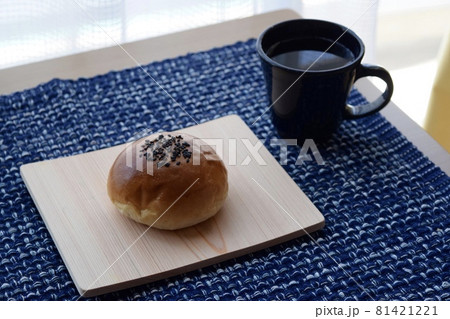 あんぱんとお茶でくつろぎのひと時 あんぱんとお茶でくつろぎのひと時 81421221