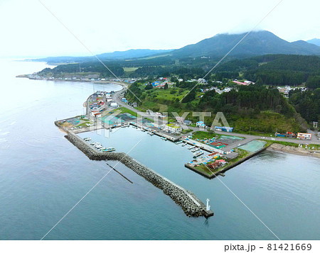 夏の北海道北斗市当別漁港の風景を空撮 81421669