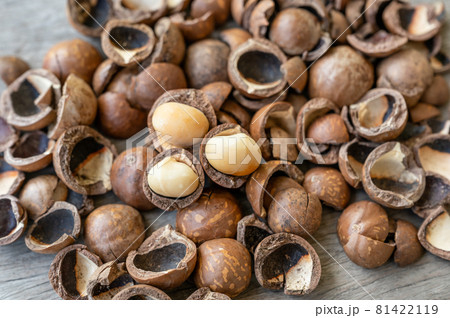 Pile of peeled Macadamia nuts on wooden table 81422119