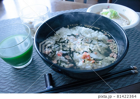 朝食の鮭茶漬けと青汁とバナナヨーグルトと豆腐 81422364
