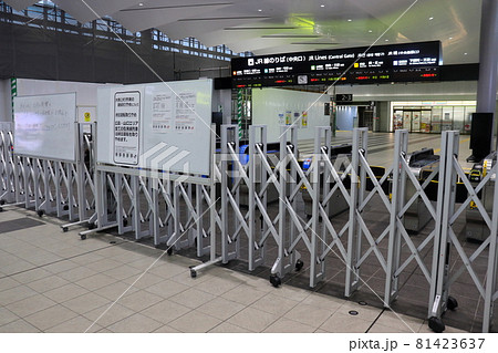 2021年8月の大雨で運休する広島駅の在来線改札口 81423637
