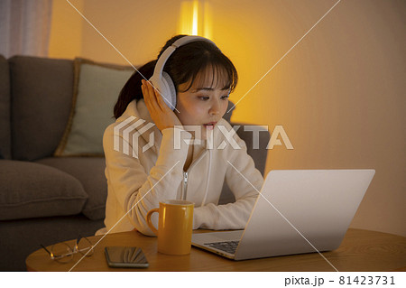 自宅で勉強する女性 自宅で勉強する女性 81423731