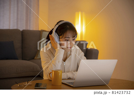 自宅で勉強する女性 自宅で勉強する女性 81423732