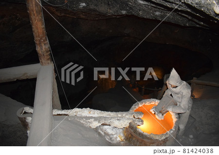 岩塩を作る人 81424038