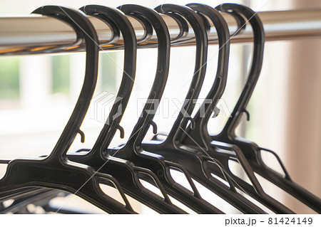 ラックにかかる黒色ハンガーの様子 ラックにかかる黒色ハンガーの様子 81424149