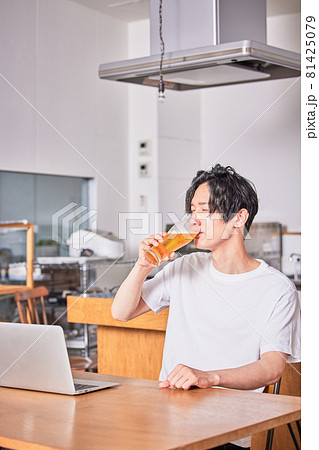 オンライン飲み会でビールを飲む若い男性 オンライン飲み会でビールを飲む若い男性 81425079