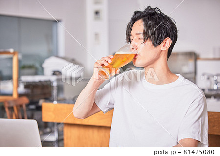 オンライン飲み会でビールを飲む若い男性 オンライン飲み会でビールを飲む若い男性 81425080