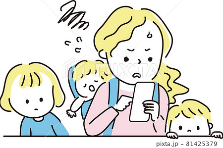 仕事を探す女性と見守る子供たち 81425379