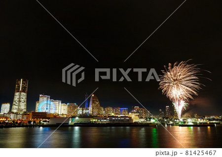 横浜/ 2020 みなとみらい21オフィス全館ライトアップ(TOWERS Milight )花火 横浜/ 2020 みなとみらい21オフィス全館ライトアップ(TOWERS Milight )花火 81425467