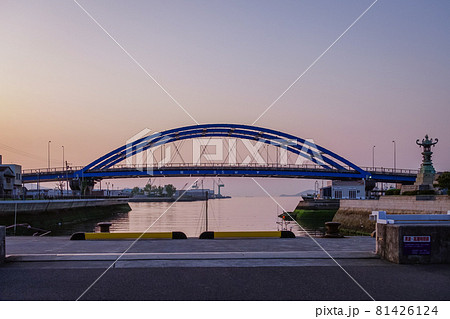 瀬戸内海の夕暮れ みなと公園の太助灯籠(香川県丸亀市) 瀬戸内海の夕暮れ みなと公園の太助灯籠(香川県丸亀市) 81426124