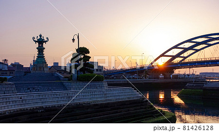 瀬戸内海の夕暮れ　みなと公園の太助灯籠（香川県丸亀市） 81426128