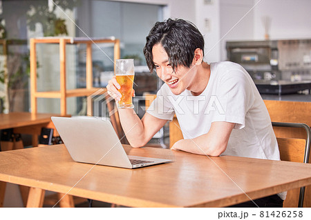 オンライン飲み会で楽しく会話する若い男性 81426258