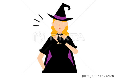 ハロウィンの仮装、魔女姿の女性が胸を叩いているお任せあれのポーズ 81426476