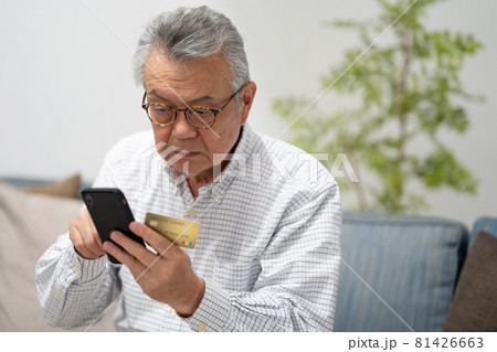 スマホ　クレジットカード　シニア男性 81426663