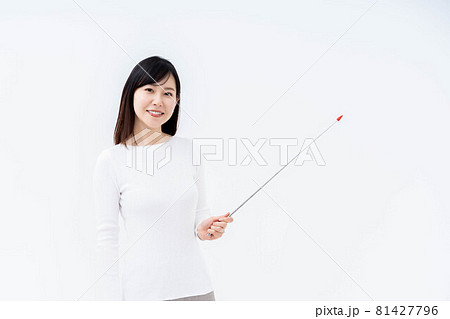 指し棒を持つ女性 81427796