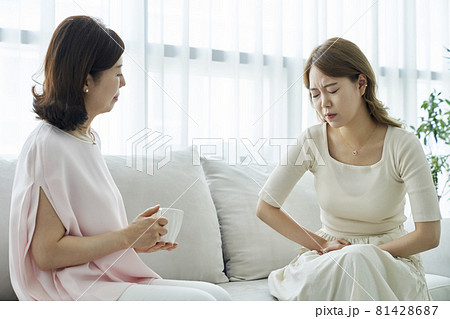 腹痛 若い女性 娘 81428687