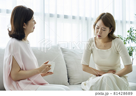 腹痛 若い女性 娘 81428689