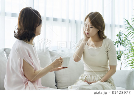 歯痛 若い女性 娘 81428977