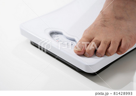 体重を計るシニア男性　足元 81428993