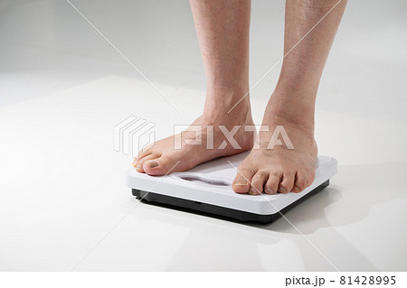 体重を計るシニア男性　足元 81428995