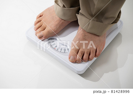 体重を計るシニア男性 足元 体重を計るシニア男性 足元 81428996