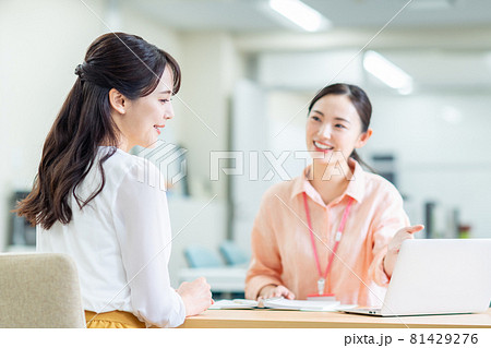 ライフプランを相談する若い女性 ライフプランを相談する若い女性 81429276