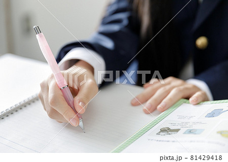 勉強をする女子高生の手元 勉強をする女子高生の手元 81429418