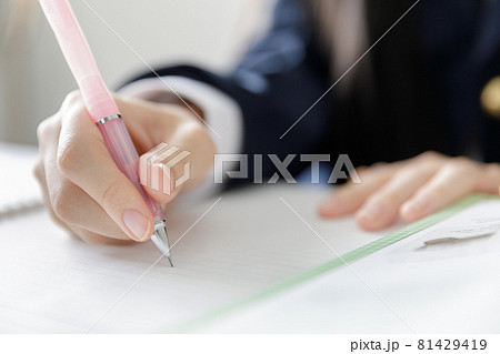 勉強をする女子高生の手元 81429419