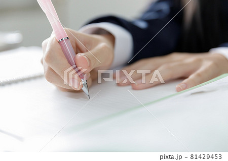 勉強をする女子高生の手元 勉強をする女子高生の手元 81429453