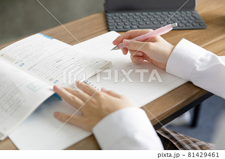 勉強をする女子高生の手元 81429461