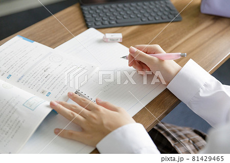 勉強をする女子高生の手元 勉強をする女子高生の手元 81429465