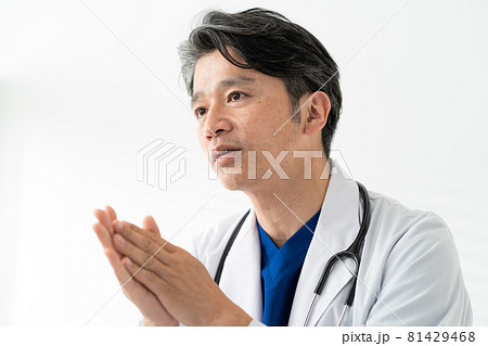 医師　ミドル　男性　白衣　スクラブ　診察 81429468