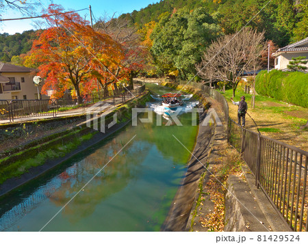 豪快に白波を立てて琵琶湖へと遡る「びわ湖疏水船」に手を振る人 81429524