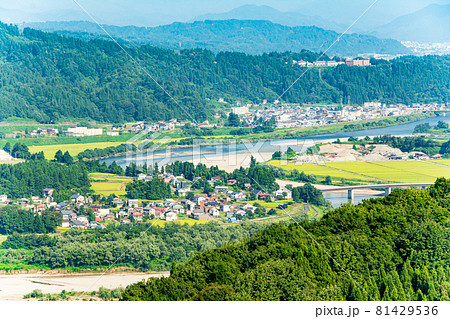 信濃川と長岡市川口の街並み（山本山高原沢山ポケットパークより） 81429536