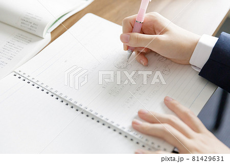 勉強に飽きてラクガキをしている女子高生の手元 勉強に飽きてラクガキをしている女子高生の手元 81429631