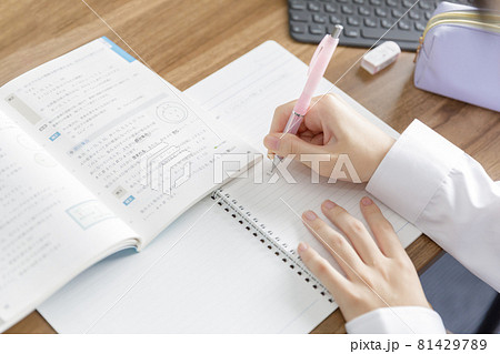 勉強する女子高生の手元 勉強する女子高生の手元 81429789