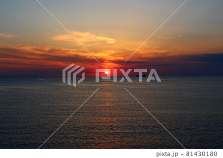 エーゲ海に沈む夕日、パロス島 ギリシャ エーゲ海に沈む夕日、パロス島 ギリシャ 81430180