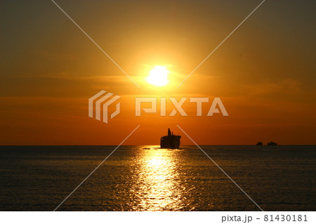 エーゲ海に沈む夕日、パロス島　ギリシャ 81430181